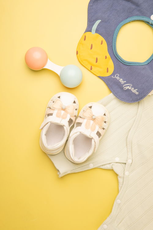 婴童用品摄影美学 儿童鞋、玩具与围兜的视觉叙事